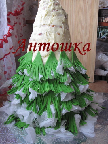 Заказать Торт на Новый год украшенный фигуркой елки и ребенка с доставкой по в Санкт-Петербурге.